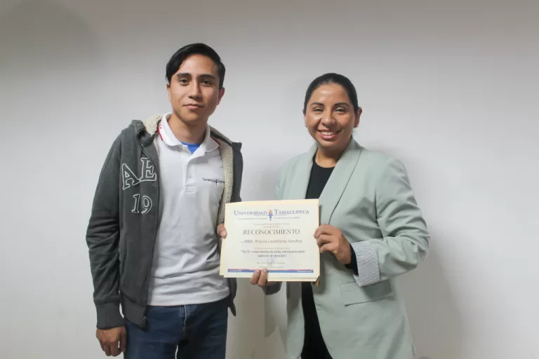 Estudiantes de Comercio Internacional y Aduanero participan en conferencia sobre la elaboración del Currículum Vitae