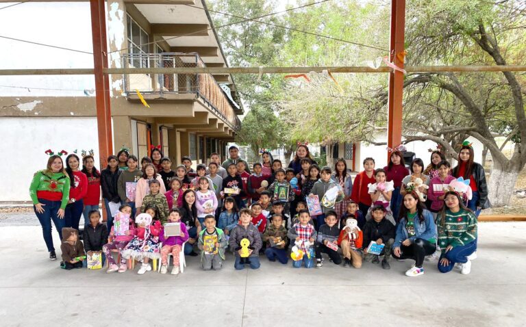 Estudiantes del 1er cuatrimestre de la Licenciatura en Psicopedagogía del turno sabatino llevan alegría y felicidad a los niños de la primaria Justicia Social