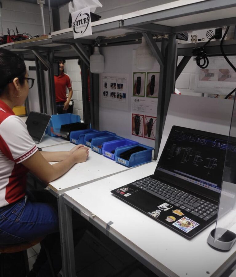 Estudiantes De Ingeniería Llevan A Cabo La Práctica De Ensamble De Controles, Diseño Y Simulación