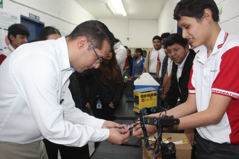 Se llevó a cabo la Feria de Ciencia y Tecnología, donde los estudiantes de Mecatrónica y otras especialidades presentaron sus proyectos