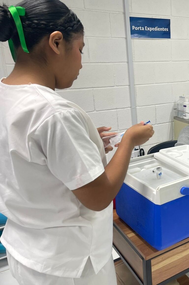 El Instituto Mexicano del Seguro Social lleva a cabo somatometría, entrega métodos de planificación familiar y vacuna a los estudiantes.