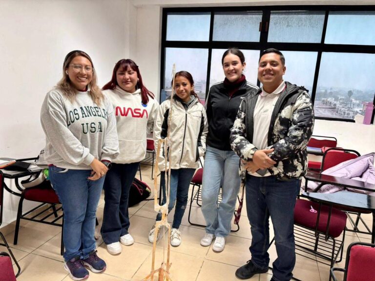 Estudiantes de Contaduría Pública y Finanzas fortalecen habilidades gerenciales con dinámica de construcción de torres