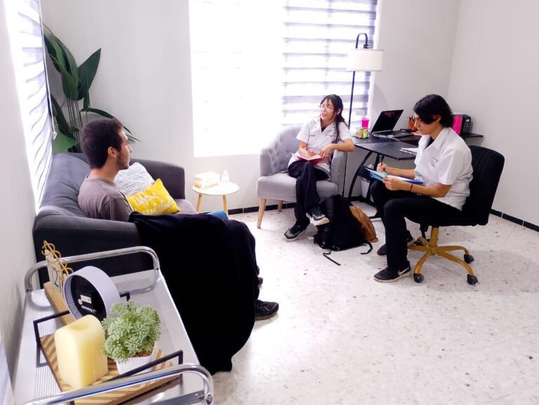 Estudiantes de Psicología Realizan Importante Práctica en Observación Clínica