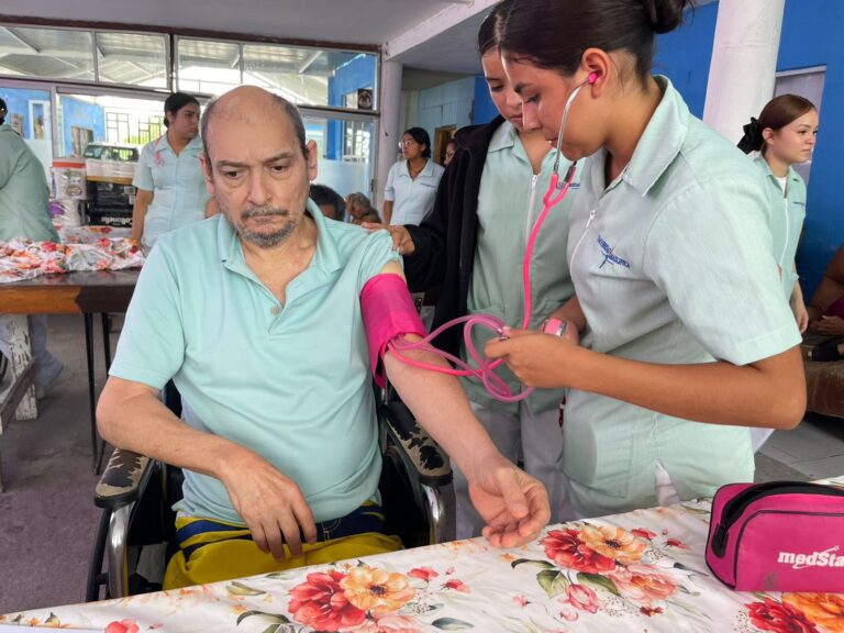 Estudiantes realizan visita al asilo y refuerzan valores humanos