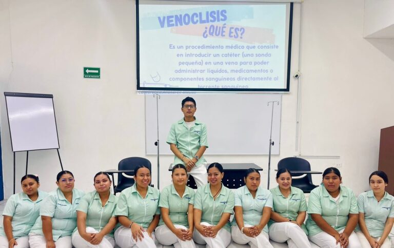 Estudiantes de la Lic. En Enfermería del 3er cuatrimestre fortalecen conocimientos sobre venoclisis en curso-taller