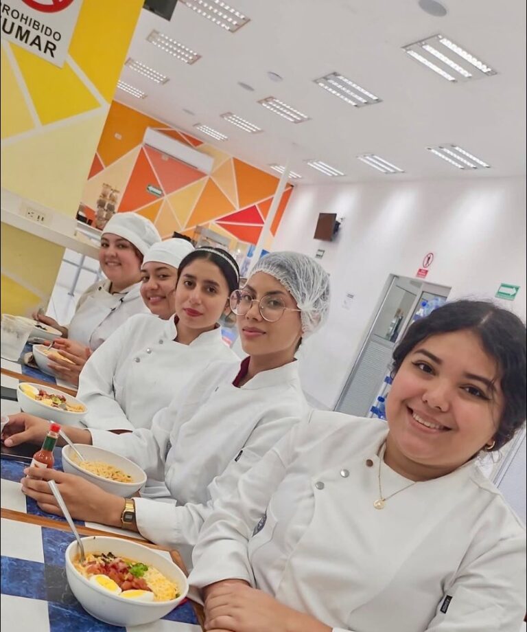 Alumnos desarrollando sus habilidades dentro de la GASTRONOMÍA