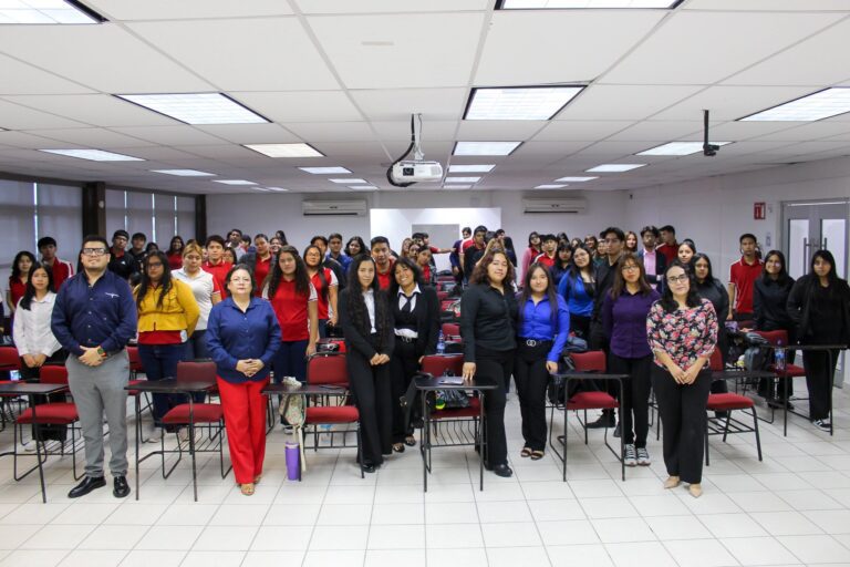 Estudiantes de la FCEA demuestran competencias profesionales a través de exposiciones