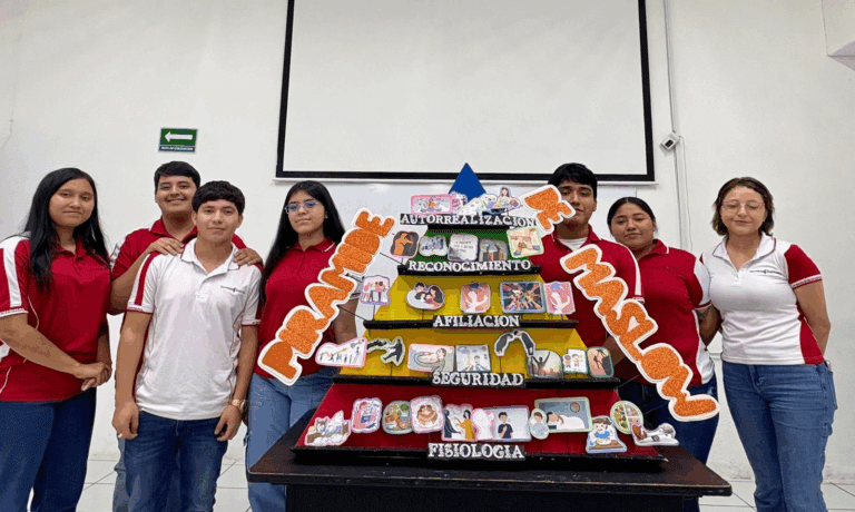 Estudiantes de Enfermería dan vida a la Pirámide de Maslow con creativas maquetas