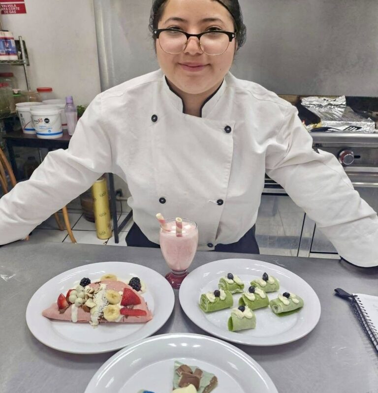 Alumnos de Administración de Empresas Turísticas prepararon deliciosas crepas en la clase de gastronomía.