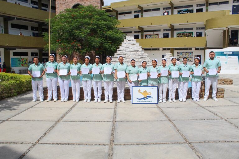 Con entusiasmo y compromiso, los estudiantes de noveno cuatrimestre de Enfermería concluyeron el Diplomado en Habilidades Clínicas, una experiencia clave en su formación profesional.