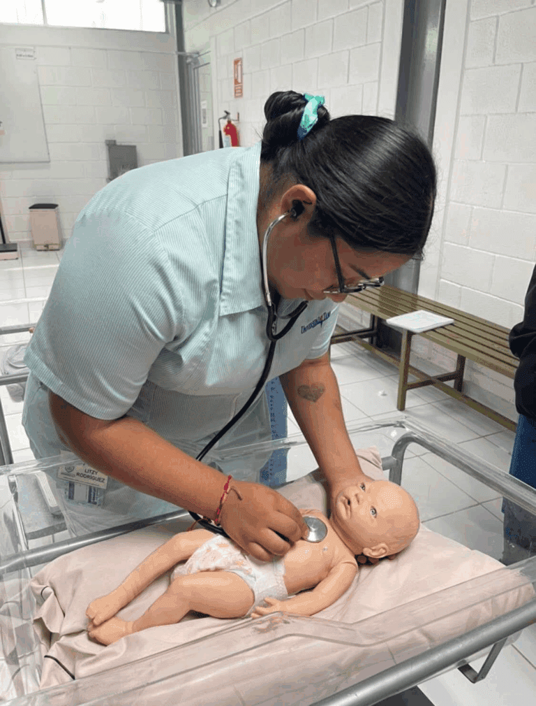 Estudiantes de Enfermería Refuerzan sus Habilidades en Práctica Clínica de Signos Vitales y Somatometría Pediátrica 