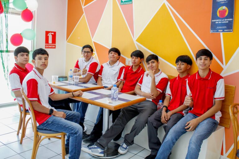 Alumnos de Nuevo Ingreso Conocen la Cafetería de la Universidad Tamaulipeca