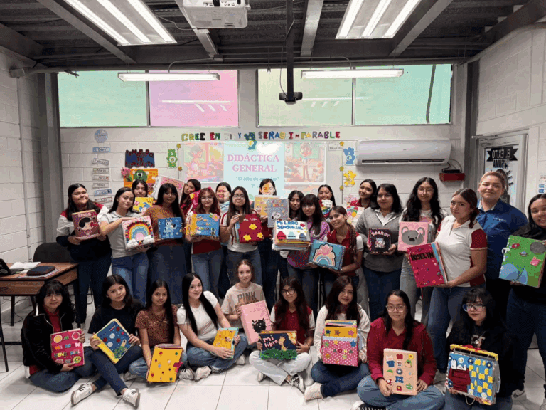 Estudiantes de la Licenciatura en Pedagogía presentan libros sensoriales en Didáctica General