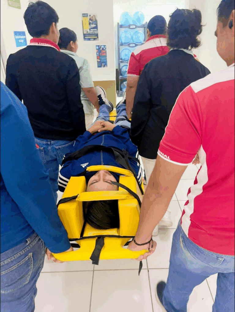 Estudiantes de Enfermería realizan práctica sobre traslado de pacientes en camilla rígida